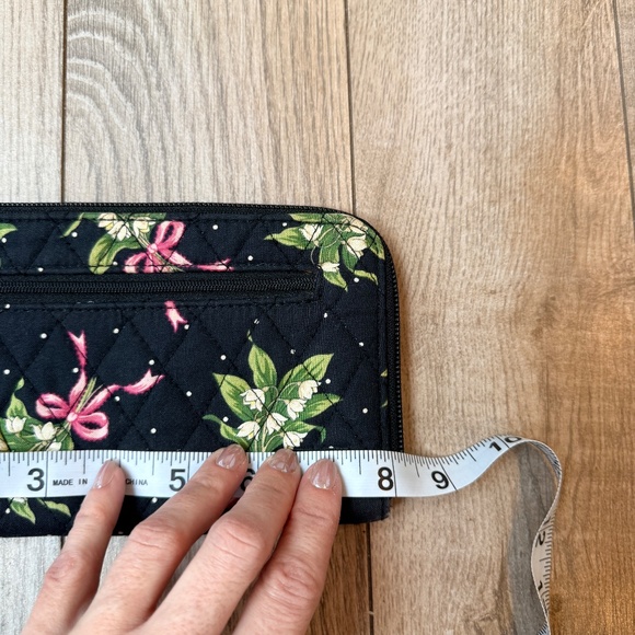 VERA BRADLEY Quilted New Hope Ribbons Card Slot Wallet - Picture 4 of 5